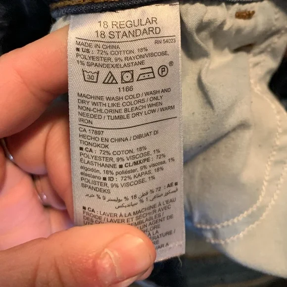 Cute embroidered Old Navy jeans - Picture 2 of 4